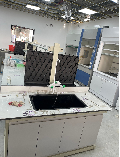 Bàn thí nghiệm trung tâm có 4 chậu rửa ở hai đầu 4800x1500x800mm